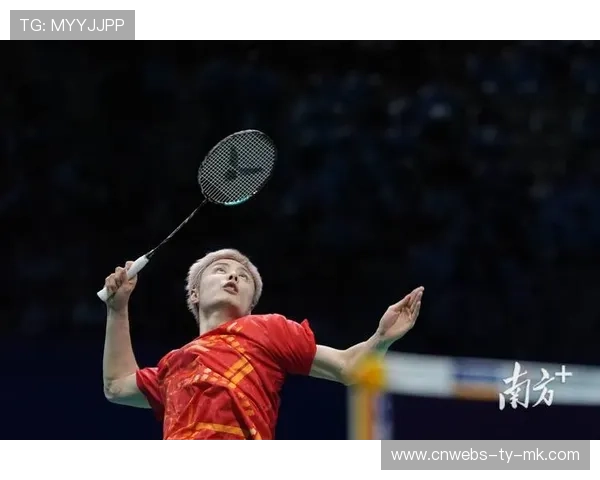 石宇奇半决赛边吃面包边恢复体能，80分钟鏖战累到极致